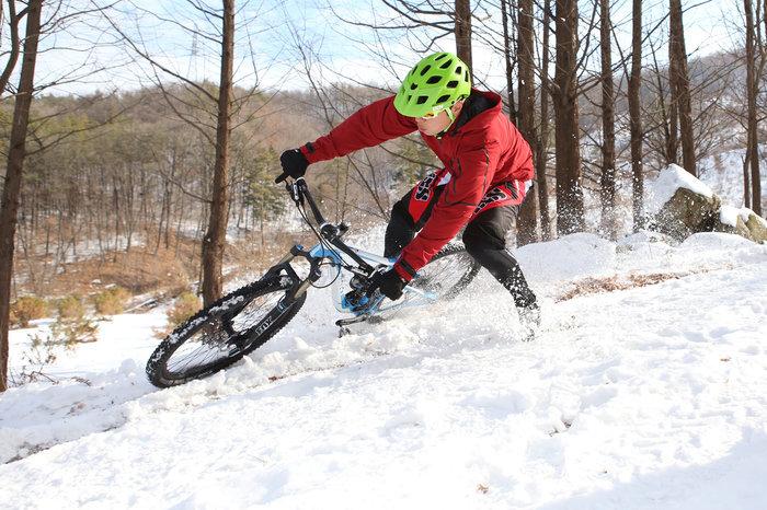 1418476647_snow_riding_bike_magazine.jpg