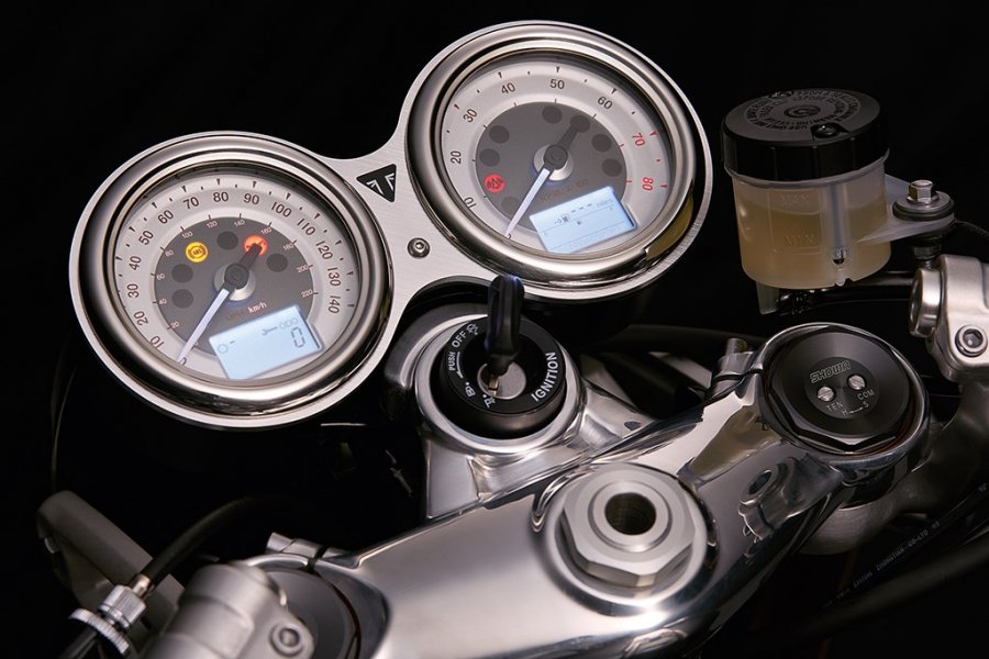 1446024577_Thruxtonclocks.jpg