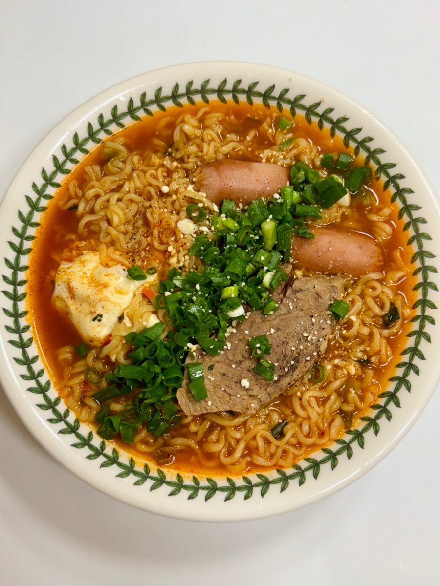   伣