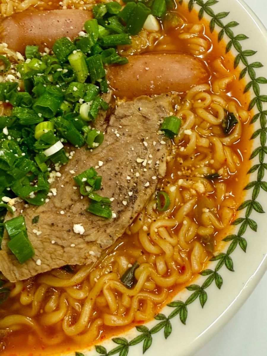   伣