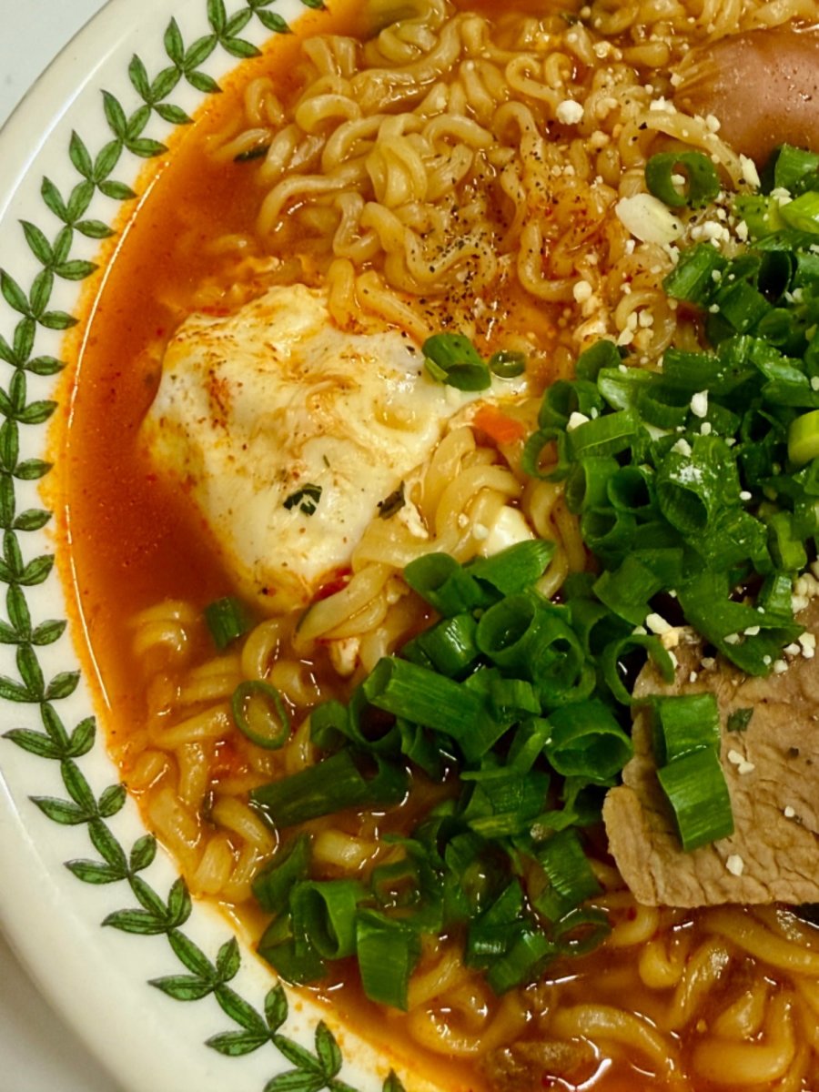   伣