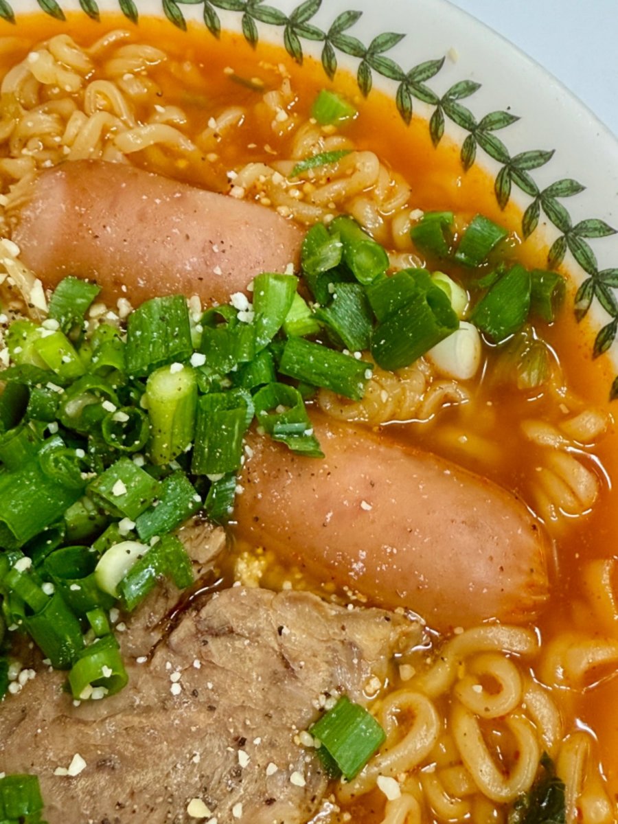   伣