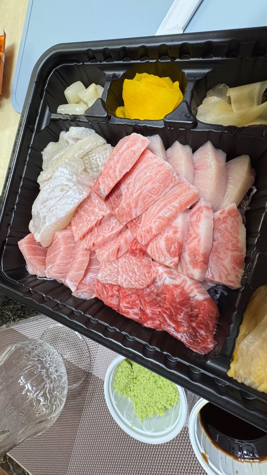  ϵ ~