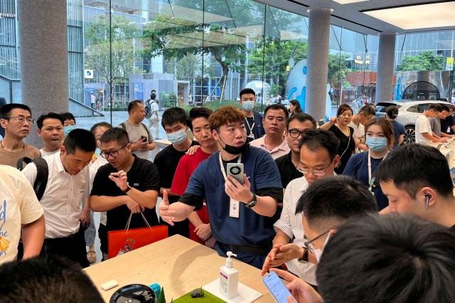 FILE PHOTO A staff member introduces the new Huawei Mate 60 smartphone to customers at the Huawei flagship store in Shenzhen Guangdong province China August 30 2023 REUTERSDavid KirtonFile Photo2023-09-05 050443۱  1980-2023 ߿մ    undefined