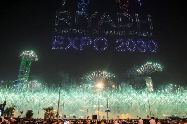 People watch fireworks and a light show as Saudi Arabia celebrates winning its bid to host the World Expo 2030 in Riyadh Saudi Arabia November 28 2023 REUTERSAhmed Yosri2023-11-29 054813۱  1980-2023 ߿մ    REUTERS