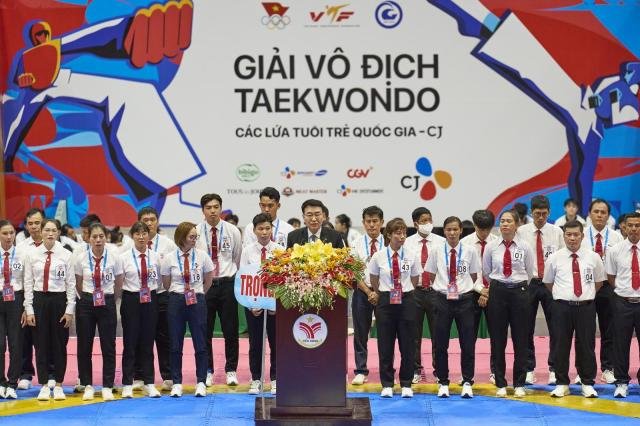 庹 CJƮ ǥ Ʈ 쿣忡  CJ Youth National Taekwondo Championsip Ŀ 縦 ϰ ִ CJ׷