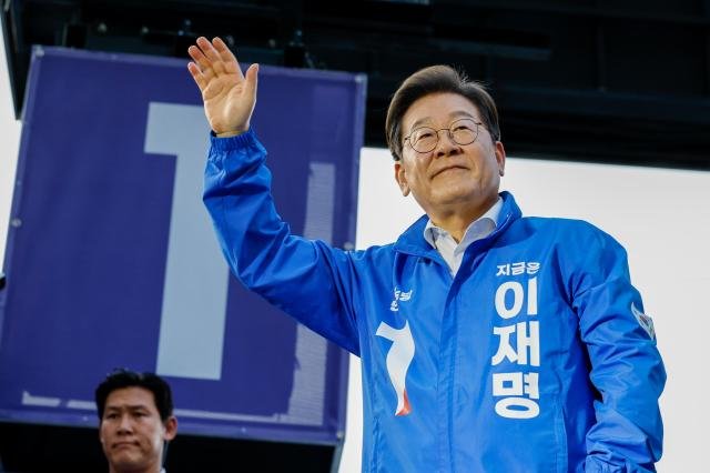 Ҿִ  뼱 ĺ 12  Ÿ ī̷ε忡    ùε鿡 λϰ ִ 2025512 մ 