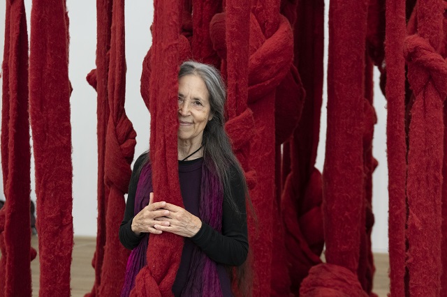  ̼ 'Ʈ ' ֵǴ ' Ŀ̼' 2022  ۰ Ǹ İ ƴ. /Portrait of Cecilia Vicu?a in front of Quipu Womb 2017 at Tate Modern,2022 c. Cecilia Vicu?a. Photo Lucy Dawkins