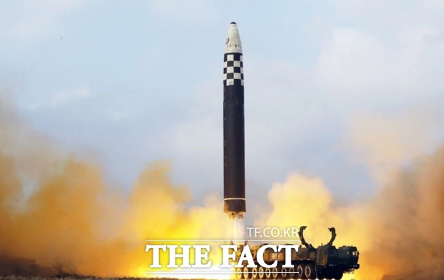  ź̻(ICBM) 'ȭ-17' ȭ  ߻ǰ ִ. /߾